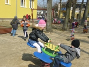 Dzieciaczki na placu zabaw