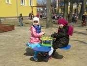 Dzieciaczki na placu zabaw